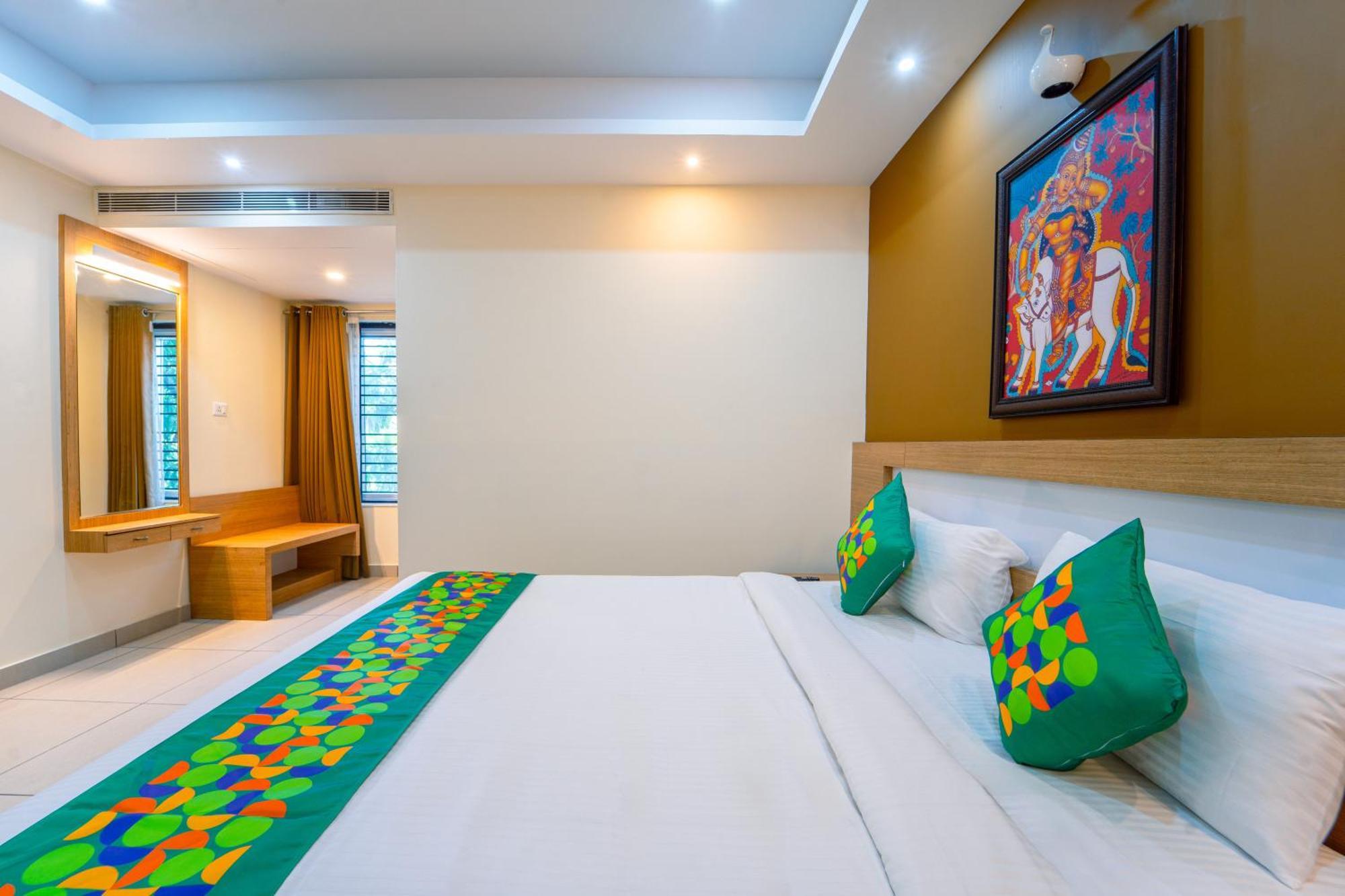 Treebo Sree Varshavilas Regency, 2 Mins From Guruvayoor Temple Guruvāyūr Exteriör bild